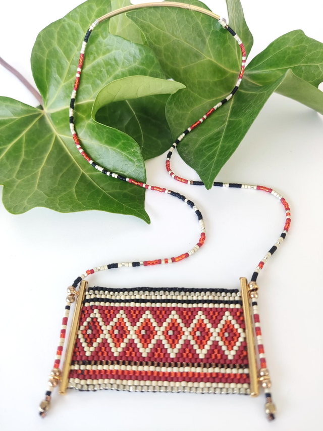 Collar rombos rojo negro 