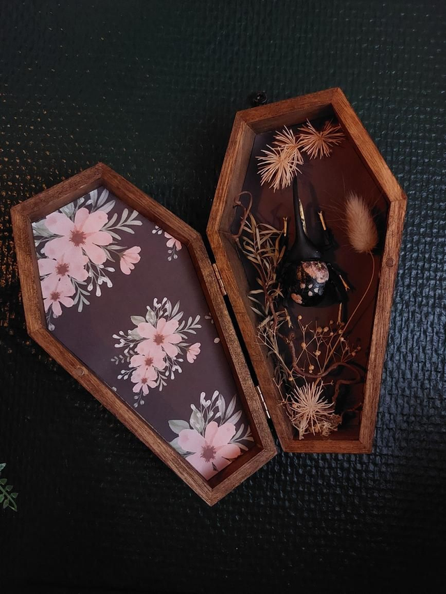 Cadre cercueil fleurit avec scarabée en résine 