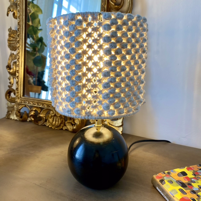 Lampe sur pied abat-jour macramé.