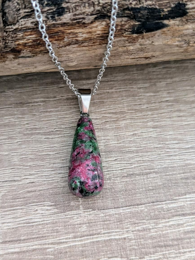 Goutte en Rubis Zoïsite 