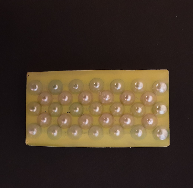 Broche rectangle moyen collection Cabochon fond vert d’eau et cabochon nacrés vert pâle et blanc