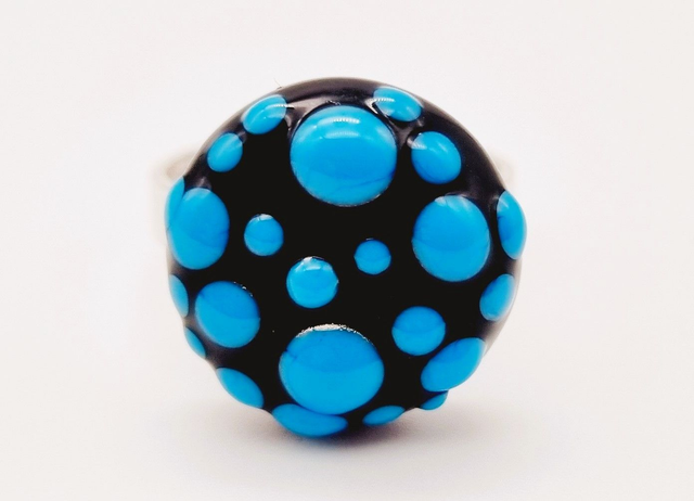 Bague cabochon noir à points bleus en relief