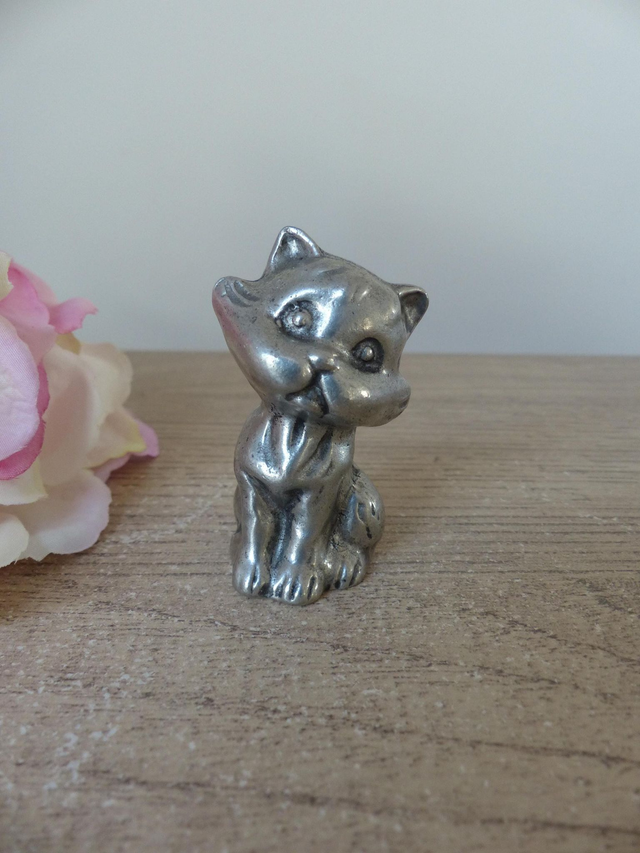 Figurine miniature chat en étain massif, mignon chaton en métal sculpté main, chat collection bébé animaux étain, cadeau décoration maison