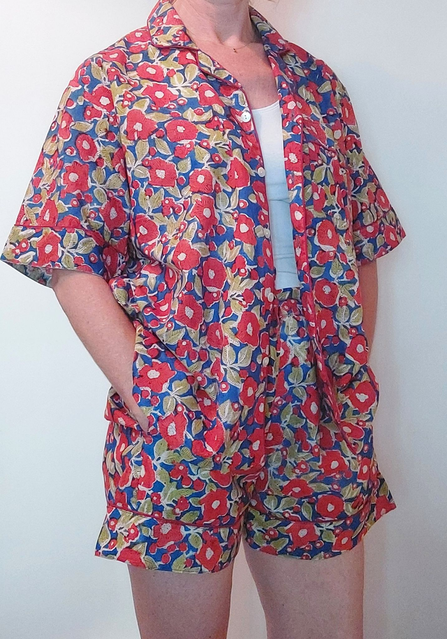 Pyjama court en coton indien – Imprimé floral artisanal – Fait main - Slow fashion - Rouge et vert sur bleu