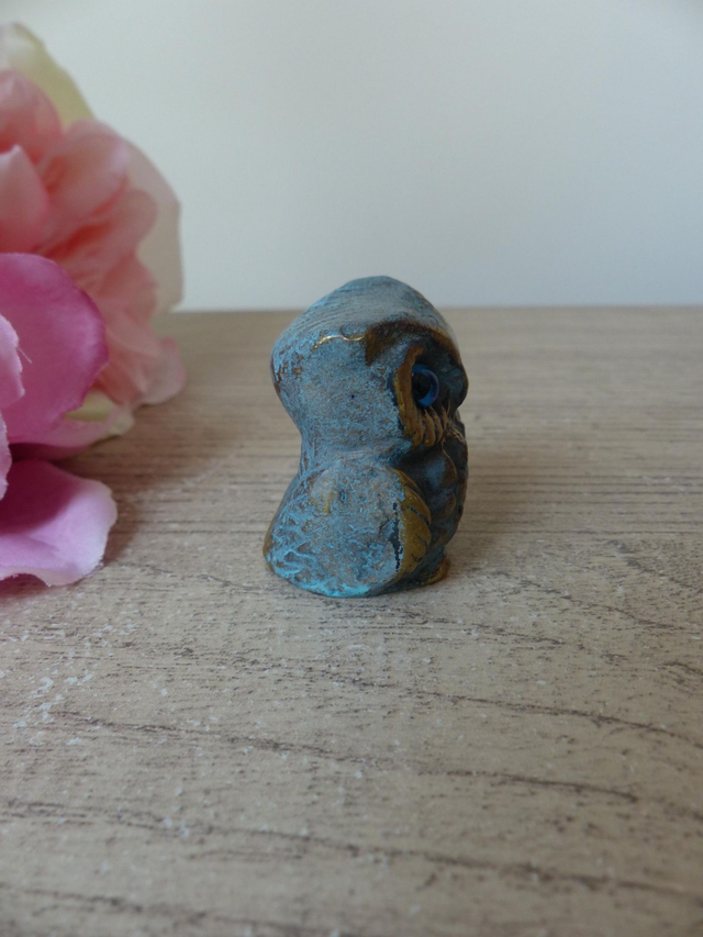Figurine Miniature Chouette en Laiton aux Yeux Bleus – Sculpture Grecque Vintage et Porte-Bonheur