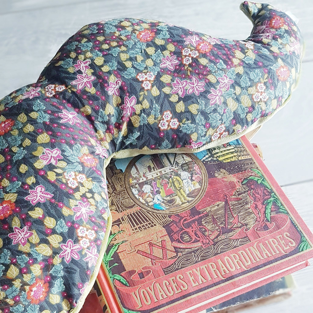 Coussin "MOUSTACHE" à poser ou à porter | L'ALLIÉ IDÉAL DE VOYAGE ! 🚌