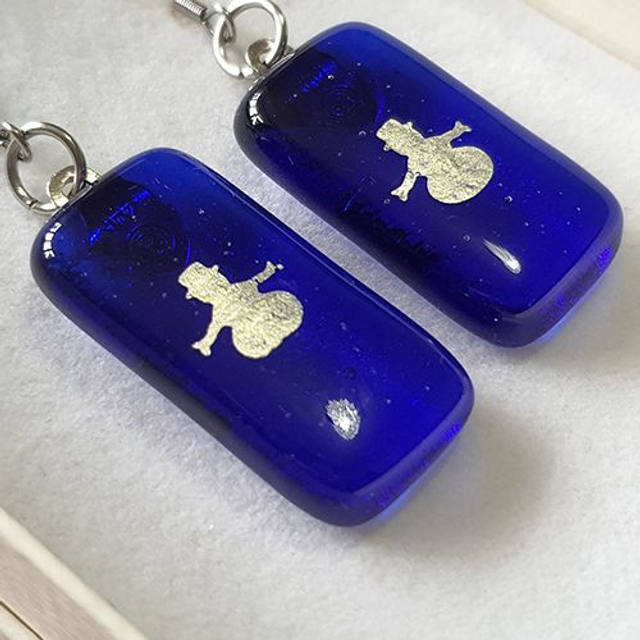 Blue fused glass dangly earring with silver snowman design e57
