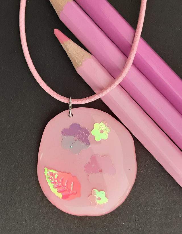 médaillon rose et fleurs irisées roses