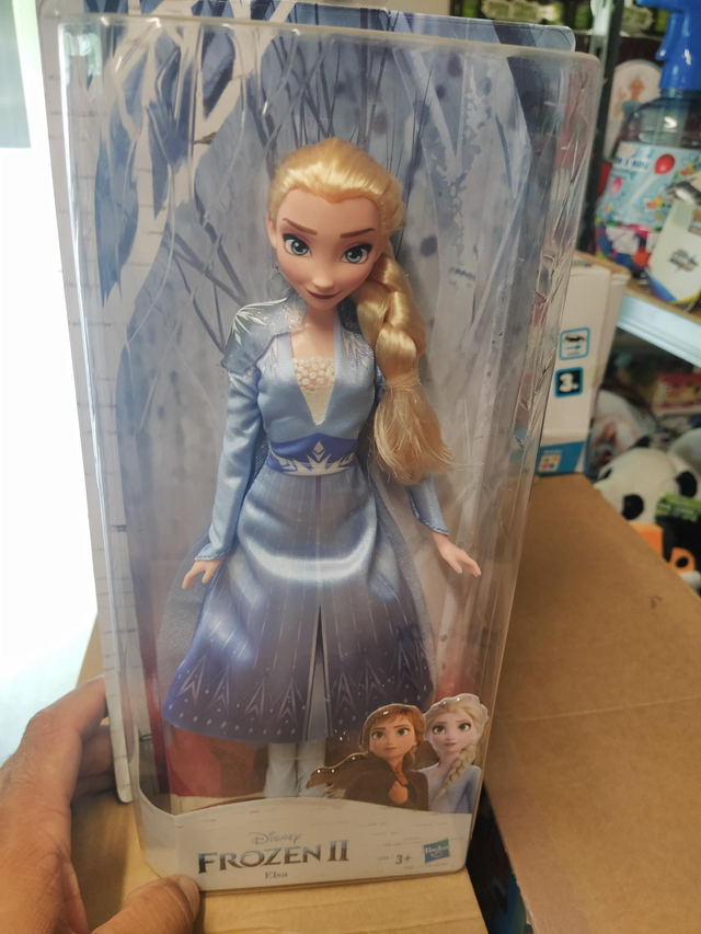 POUPÉE REINE DES NEIGES 