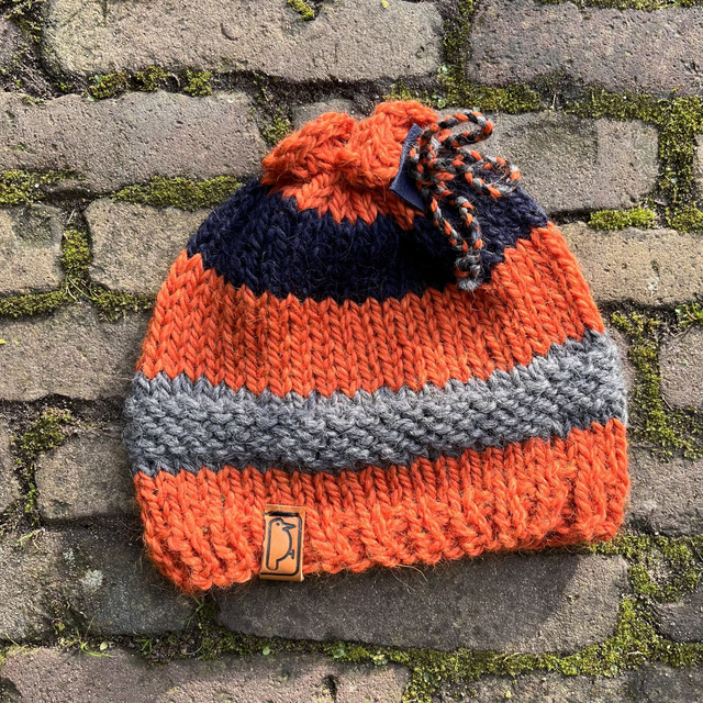 Oranje-grijs-zwarte muts