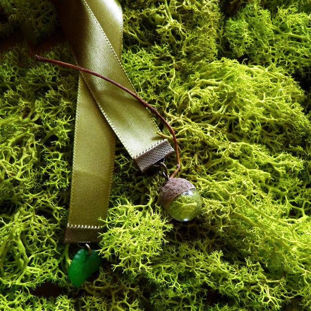 Band-Lesezeichen "Moos und Eichel"