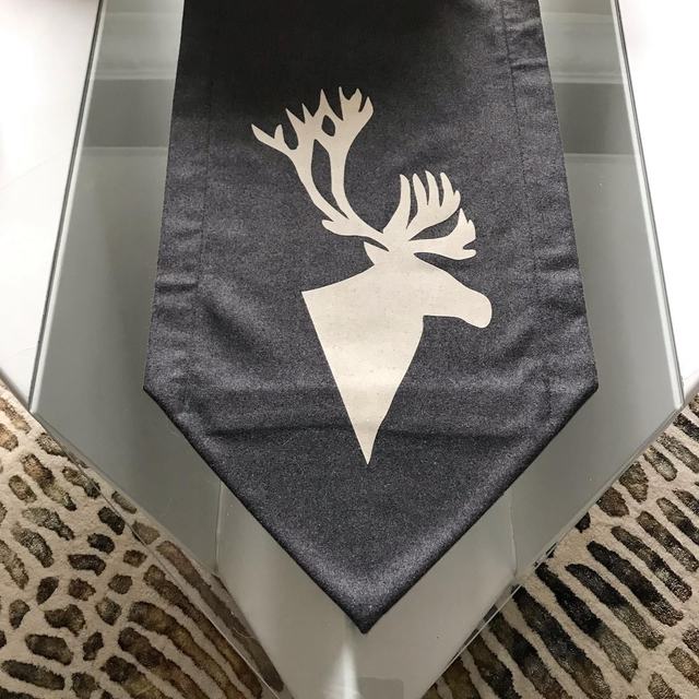 o13 Tischläufer aus Flanell aus der Kollektion Rotwild 40 x 150 cm  . Modell 32021 A + B