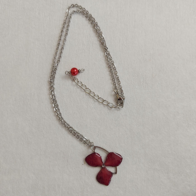 Collier "Floriane " chaine acier inoxydable argent &amp; pendentif fleur d'Hortensia séchée résinée