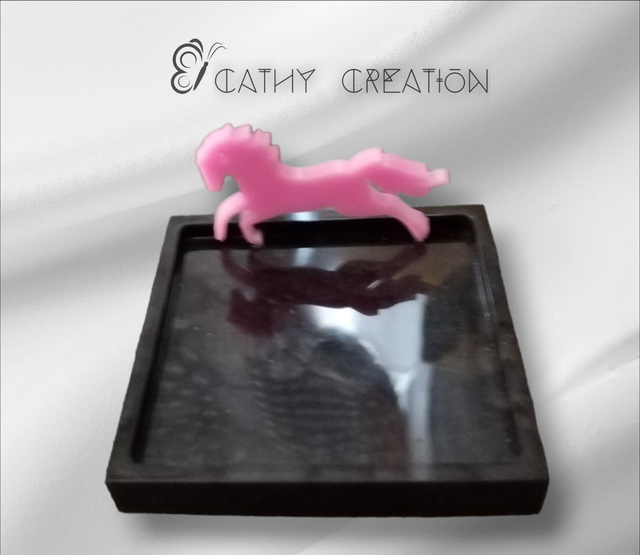 Vide poche noir et cheval 