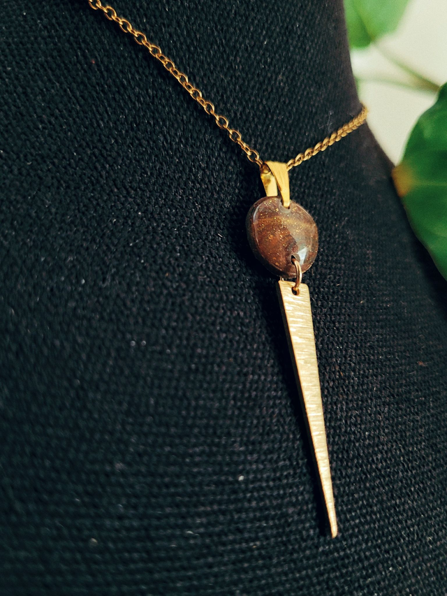 Collier en argile polymère résinée – Marron & or, feuille en laiton