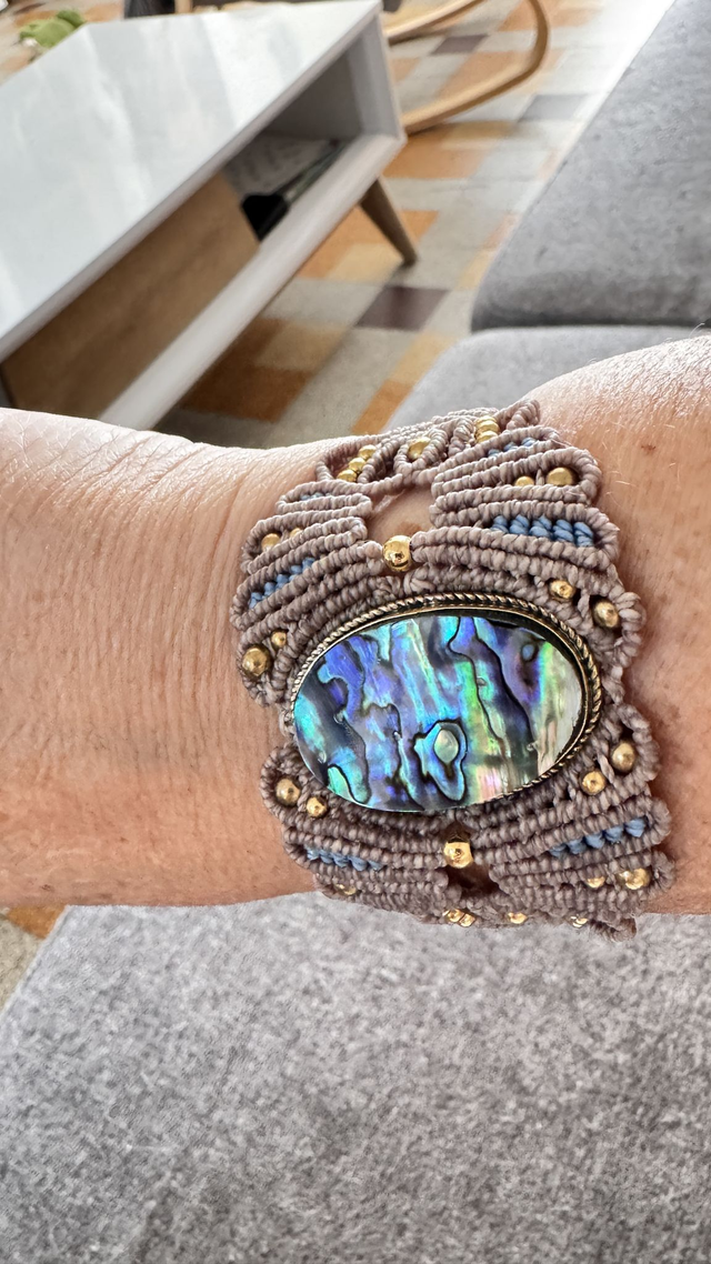 Manchette Azura – Abalone Shell & laiton – Pièce unique