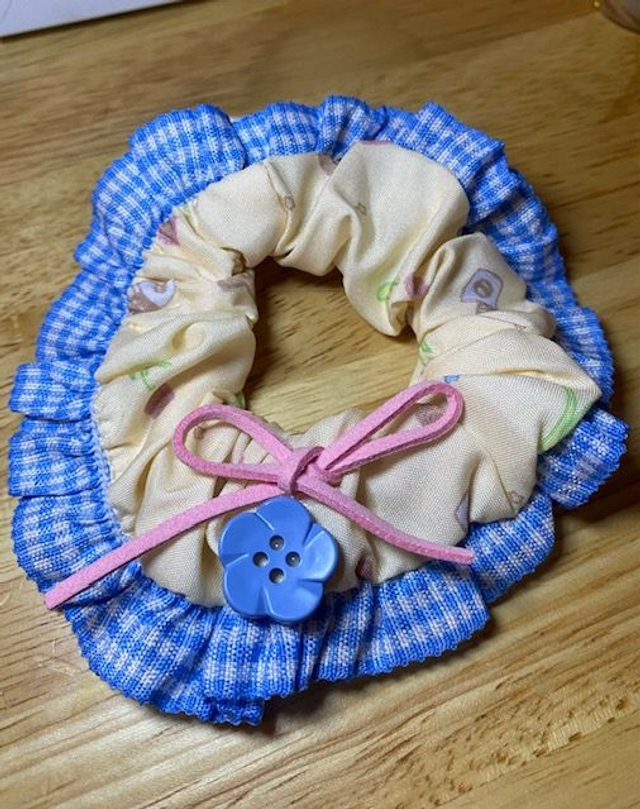 Chouchou anti-casse, orné d’un nœud et d’un bouton délicat