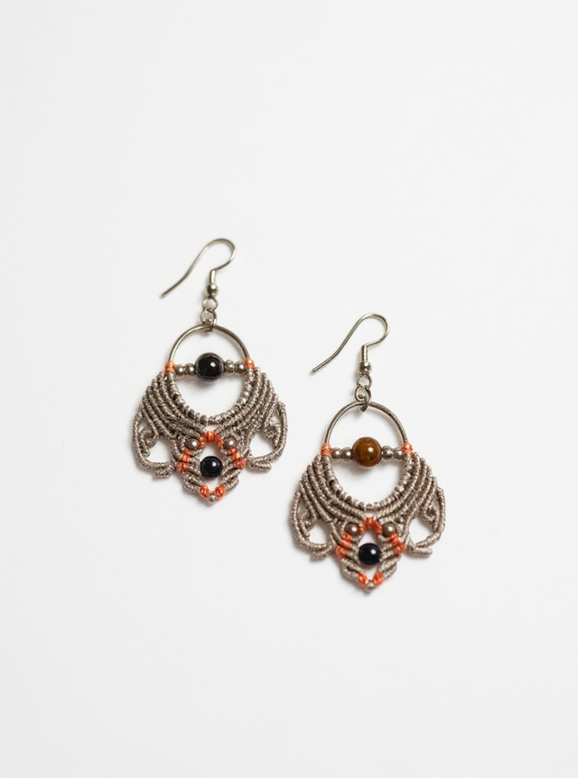 Boucles d’oreille onyx & œil de tigre en micro-macramé