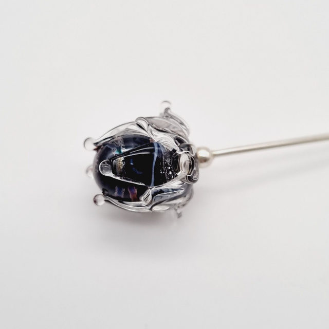 Broche Clochette noire métalissée
