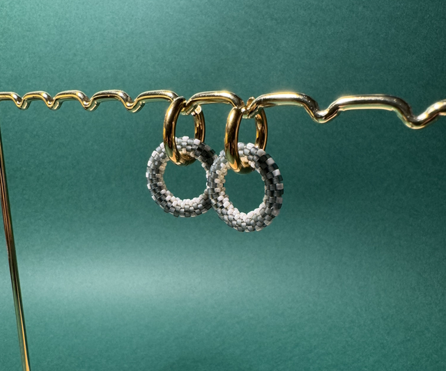 Créoles Anneau de Perles Tissées - Gris et Blanc - Acier Inoxydable 