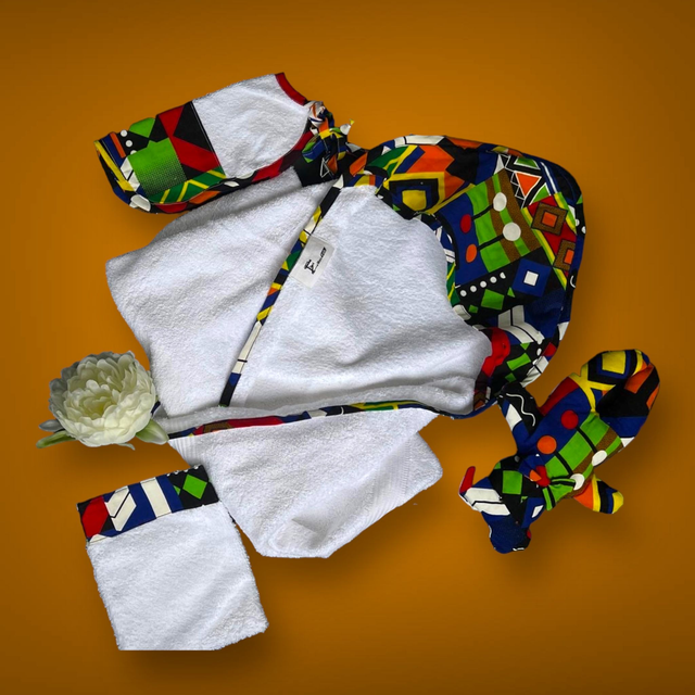 Serviette de bain, gant de toilette, bavoir et doudou pour bébé