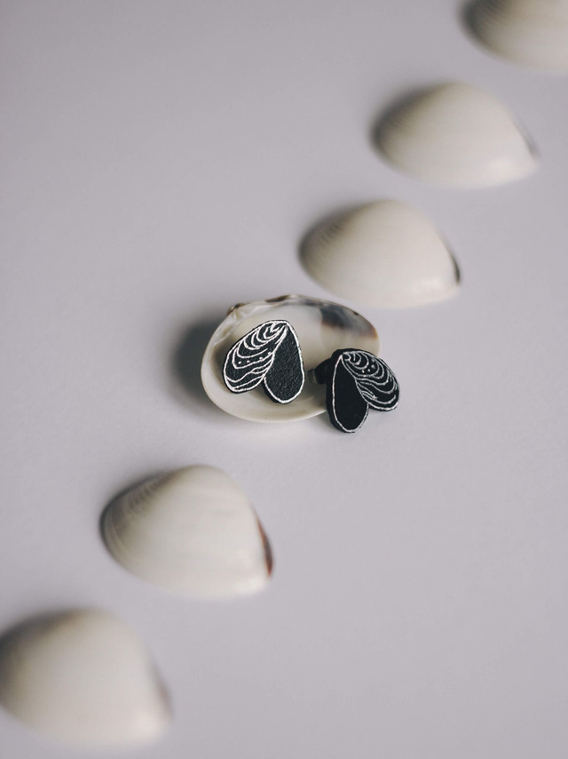 Małe kolczyki sztyfty srebrne serduszka