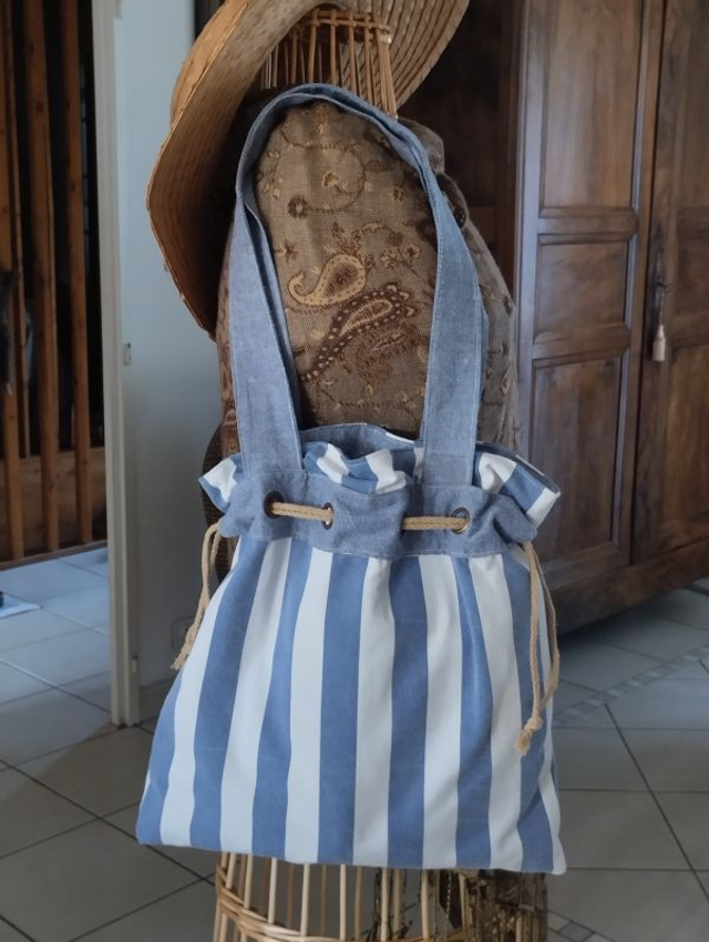 Sac seau rayé bleu et blanc doublé bleu porté épaule