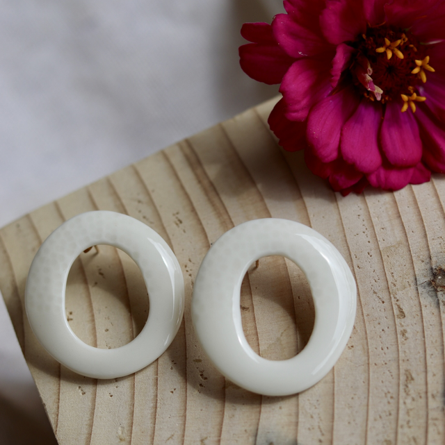 Boucles d&#039;oreilles en porcelaine martelées 