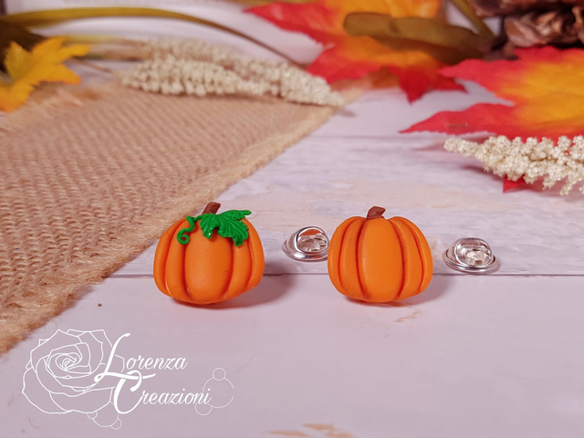 Spilla artigianale zucca arancione autunnale, modellata e dipinta a mano in argilla polimerica