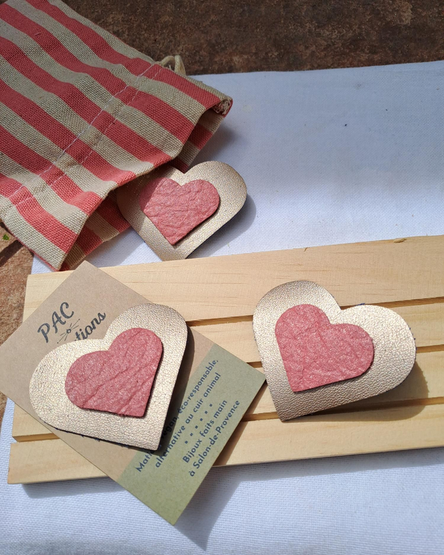 Pin's en en matières végétales de céréales et d'ananas 