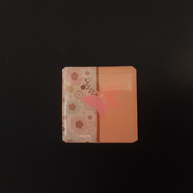 Broche petit carré collection floral fond bois de rose avec papillon rose scintillant et décor floral rose et vert pâle