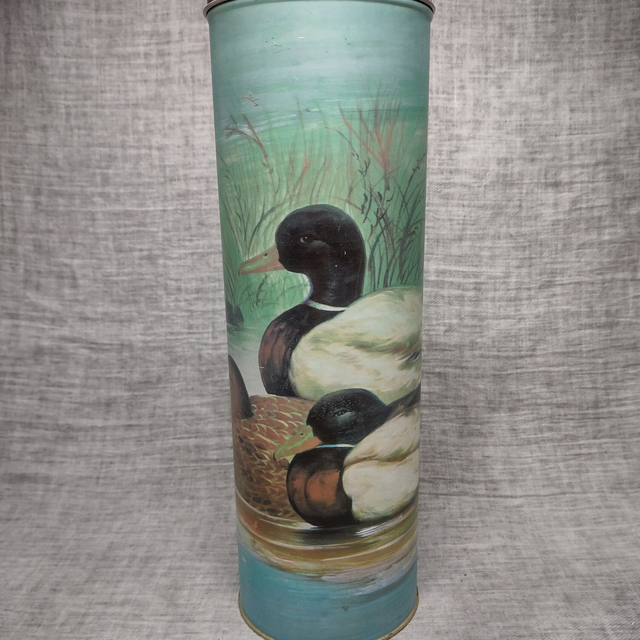 Made in Holland | Ronde hoge metalen verpakkingsbus met deksel &#039;Eenden&#039; thema (diameter 9,5 cm| hoogte 28,5 cm) | Vintage