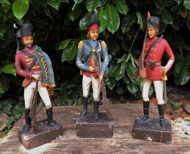 Exceptionnel ensemble de trois soldats de bois sculpté 