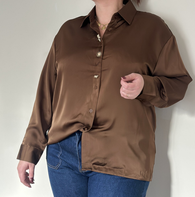 Chemise satinée avec bijoux