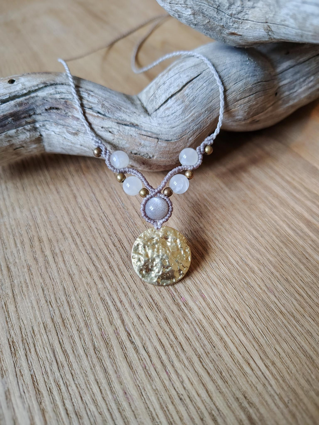 Lumière tranquille – collier en micro-macramé &amp; Pierre de Lune