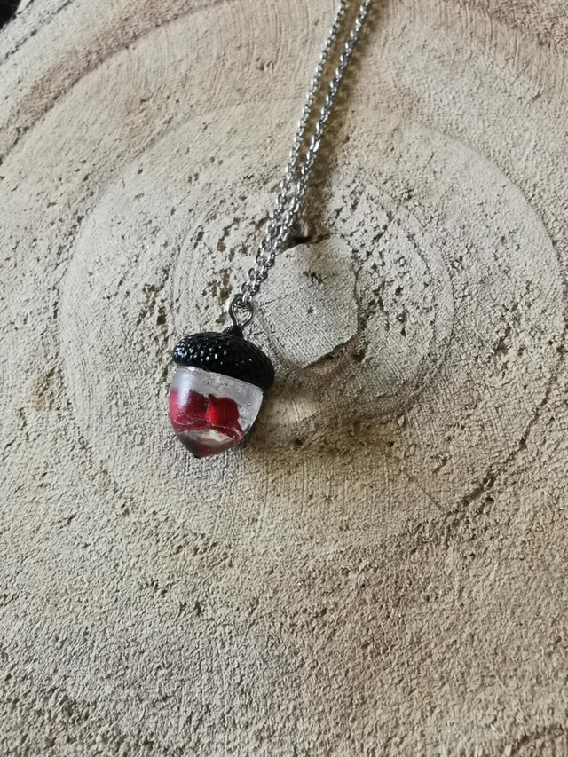 Gland boutons rouge sur argent