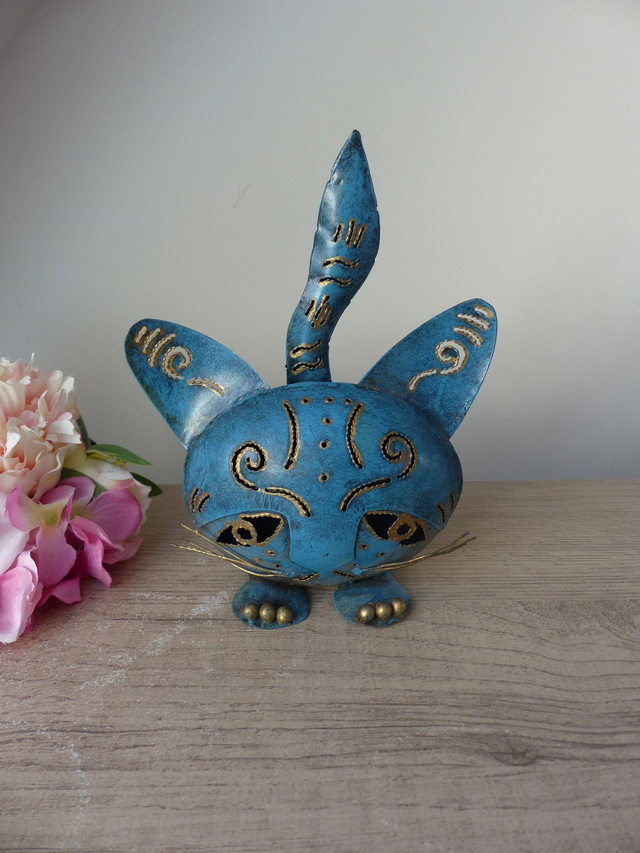 Sculpture Photophore Chat en Métal Recyclé – Bougeoir Chat Bleu et Doré Fait Main – Déco Originale Artisanale pour Maison ou Cadeau