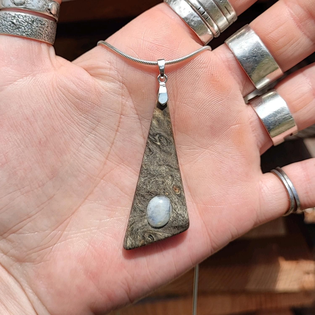 Pendentif en Bois de Loupe d'Érable stabilisé noir, Péristerite et Argent