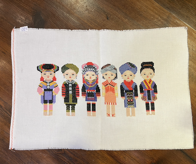 Broderie costume du Yunnan au point de croix 