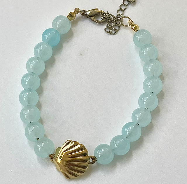 B96 - Bracelet perles en verre et breloque coquillage