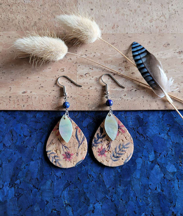 Boucles d'oreilles en liège, lapis lazuli et nacre ༄