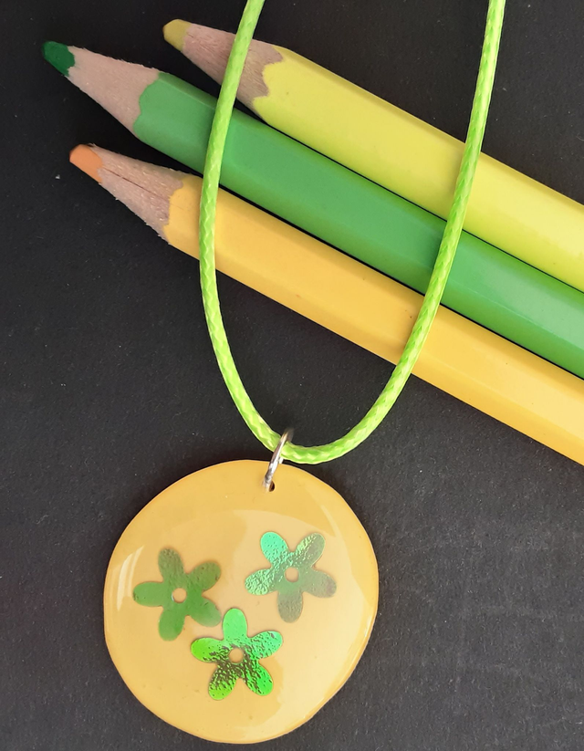 médaillon jaune soleil et fleurs vertes irisées