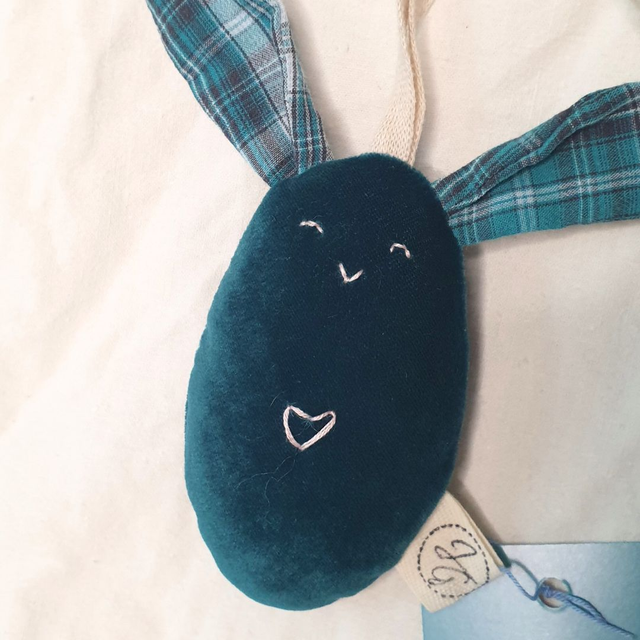 Le Kiki lapin vert à carreaux