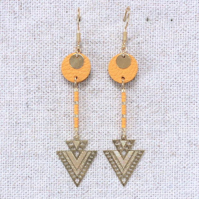 Boucles d’oreilles « Tierce » dorées, cuir safran