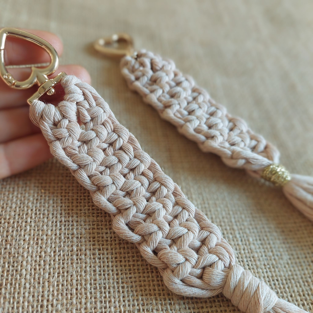 Bijou de sac ou porte-clés en macramé – coloris cookie, doux &amp; léger
