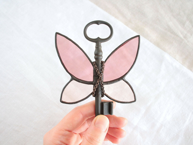 🗝️ Clé volante &quot;Romantasy&quot; en vitrail