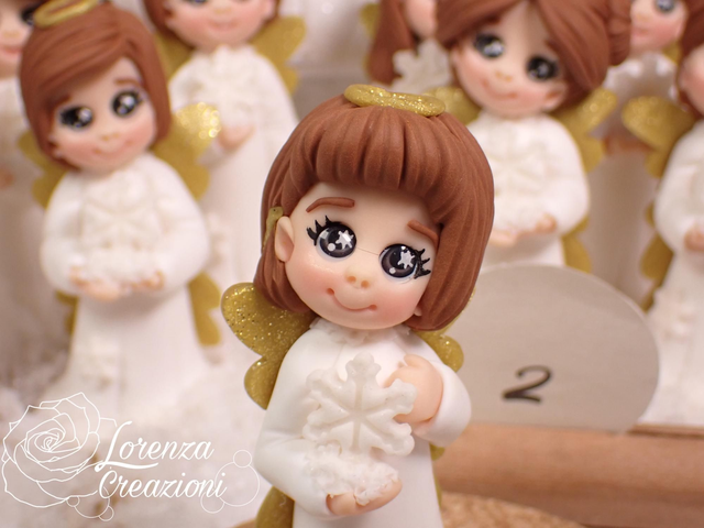 Angioletto del Natale 2025 n° 02  con fiocco di neve, modellato e dipinto a mano. Pezzo unico, da collezione, firmato e numerato. Made in Italy, made in Treviso, Lorenza Creazioni.
