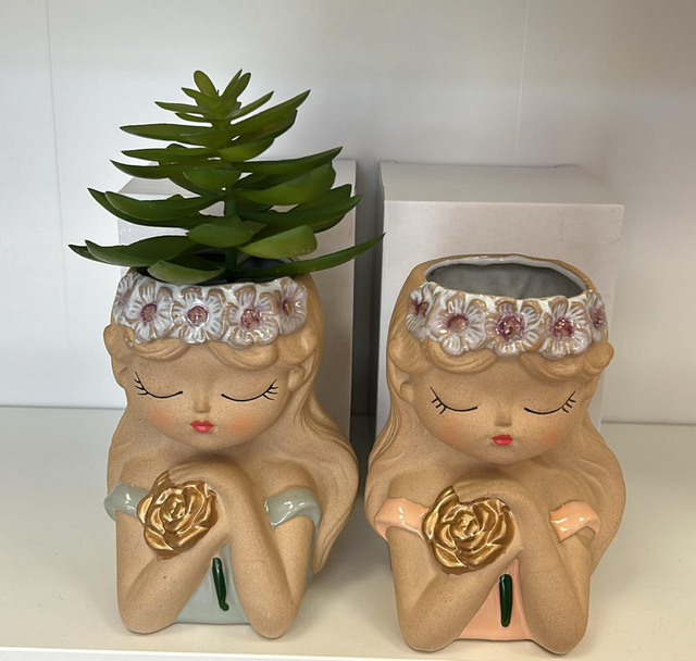 Vaso di Ceramica Donna con Rosa