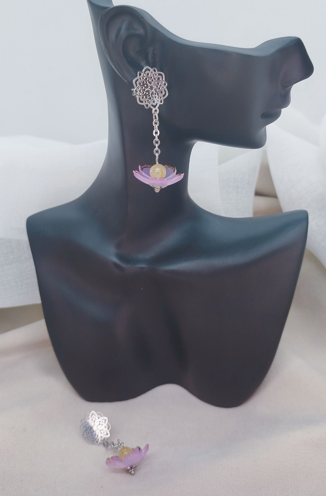 Clous d&#039;oreilles fleur en acier inoxydable, ornés d&#039;une fleur acrylique et perle naturelle quartz rutile.