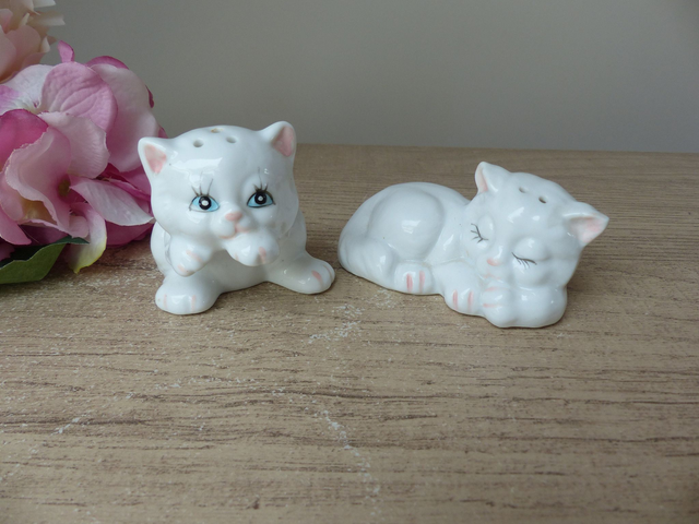 Vintage salière et poivrière collection animaux chats , Couple de chats en céramique blanche , décor cuisine années 1970 - 80